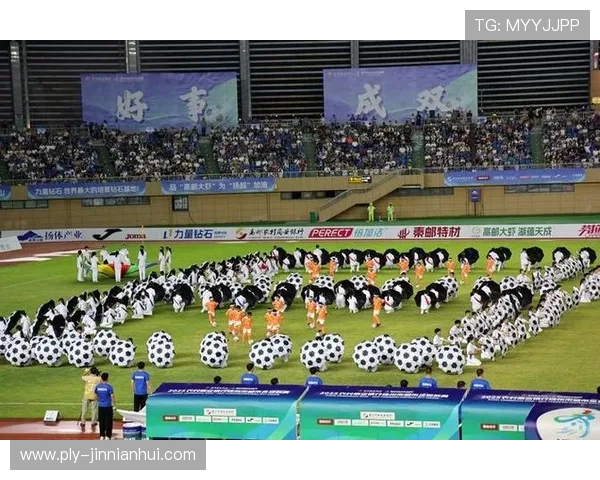 足球球星yang奋勇拼搏展现绿茵激情引领新时代青春风采