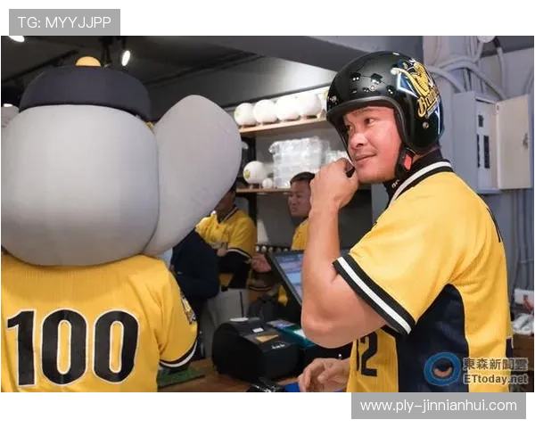 足球球星佩戴安全帽的创意画面展现运动与安全的完美融合